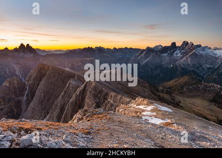 Alpenpanorama mit Tre Cime di Lavaredo, Cadini, Cristallo, Pala und der Prato Piazza im Herbst bei Sonnenaufgang, Dolomiten, Südtirol, Italien Stockfoto