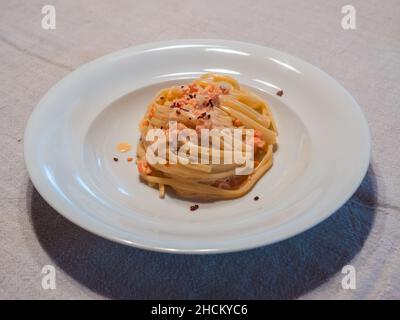 Lachs Linguini oder Pasta al Salmone con Panna mit Peperoncini Chili und Sahnesauce Stockfoto