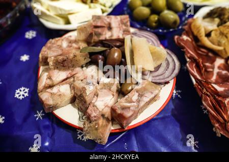 Geringe Schärfentiefe (selektiver Fokus) mit traditionellen rumänischen Winterferien Schweinefleischprodukten. Stockfoto