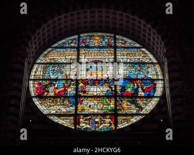 Siena, Toskana, Italien - 15 2021. August: Kathedrale von Siena Buntglasfenster mit Rosettenfenster, das Jesus und das letzte Abendmahl darstellt Stockfoto