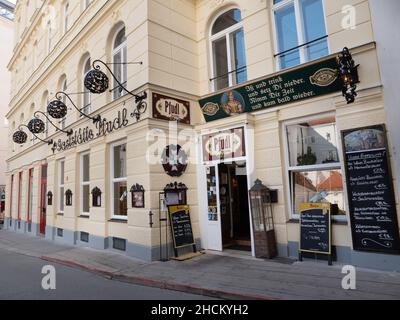 Wien, Österreich - September 25 2021: Gaststaette Pfudl, ein berühmtes traditionelles Restaurant. Stockfoto