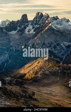 Farbenprächtiger Sonnenaufgang über herbstlichen Bergen und Almwiesen auf der Prato Piazza Alp unterhalb der Cristallo-Gruppe, Dolomiten, Südtirol, Italien Stockfoto
