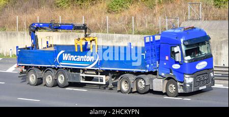 Wincanton Logistics Business LKW Schleppen leerer Sattelanhänger mit hydraulischer Kran-Entladung Ausrüstung & angehobene Achse fahren UK Autobahn Stockfoto