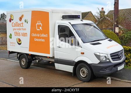 Sainsburys Supermarkt Lebensmittelgeschäft Lieferwagen vor Kunden zu Hause mit Werbung auf van Förderung alternative Click and Collect Service UK geparkt Stockfoto