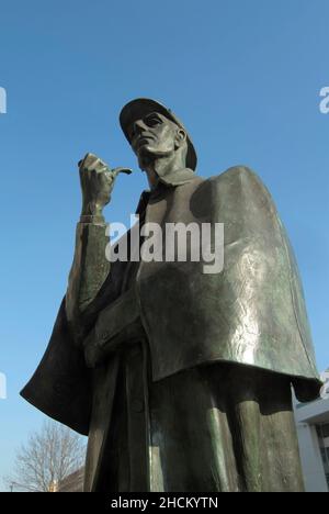 Nahaufnahme schräg nach oben Blick auf das Gesicht und den Hut der Sherlock Holmes Bronzestatue des Bildhauers John Doubleday in der Marylebone Road London, Großbritannien Stockfoto