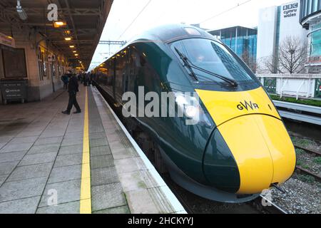 GWR fährt im Dezember 2021 Inter City Zug der Klasse 800 in Cardiff Wales Stockfoto