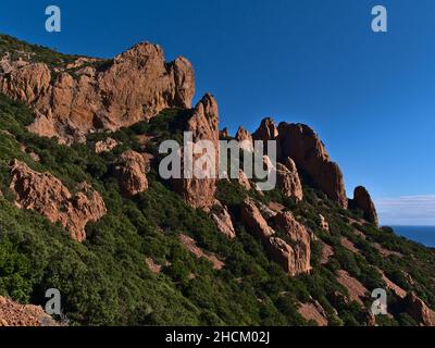 Atemberaubende Landschaft mit den majestätischen roten Felsen von Cap Roux an der mittelmeerküste an der französischen Riviera in der Nähe von Saint-Raphae, Frankreich. Stockfoto