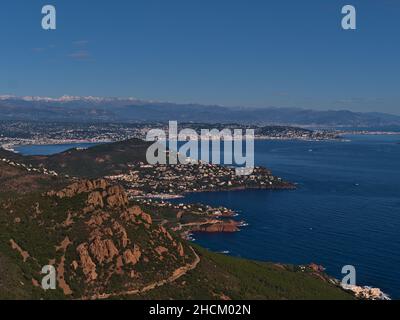 Schöne Luftpanoramabsicht der französischen Riviera vom Cap Roux (Estrel-Gebirge) in der Nähe von Saint-Raphael, Frankreich mit Golf von Napoule. Stockfoto