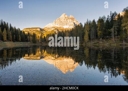 Die Tre Cime di Lavaredo spiegelte sich in der Abendsonne im Wasser des Antornosees in den herbstlichen Sexten Dolomiten, Italien Stockfoto