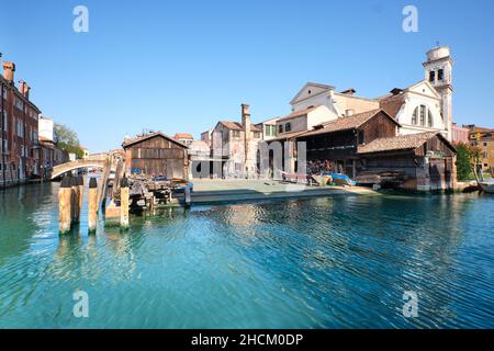 Venedig, Panoramabild der leeren Werft Squero di San Trovaso in Venedig. Wahrzeichen Bootshof Gebäude traditionelle hölzerne Gondeln. Stockfoto