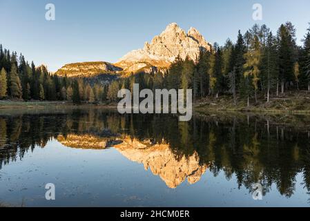 Die Tre Cime di Lavaredo spiegelte sich in der Abendsonne im Wasser des Antornosees in den herbstlichen Sexten Dolomiten, Italien Stockfoto