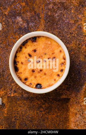 Spanische Crema catalana. Creme Brulee. Traditionelles Dessert mit französischer Vanillecreme. Gebrannte Creme, gebrannte oder Trinity Creme. Reichhaltige Vanillesoße mit La Stockfoto