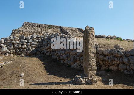 Europa, Italien, Prähistorischer Altar Monte d'Accoddi, ist ein Megalithdenkmal, das 1954 in Sassari, Sardinien, entdeckt wurde. Ruinen der alten Stufenpyramide und Stockfoto