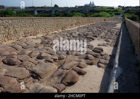 Europa, Italien, römische Brücke über den Fluss Mannu in Porto Torres, Sardinien. Stockfoto