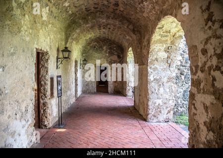 Ein gewölbter Korridor entlang der Außenseite von Mission Concepcion Stockfoto