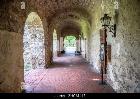 Ein gewölbter Korridor entlang der Außenseite von Mission Concepcion Stockfoto