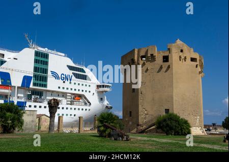 Europa, Italien, Sardinien, Porto Torres, Torre Aragonese am Hafen mit dem Kreuzschiff im Hintergrund Stockfoto