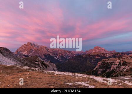 Wolken über den Gipfeln des Monte Cristallo und der Croda Rossa in den Dolomiten leuchten im Morgengrauen vor Sonnenaufgang, Südtirol, Italien Stockfoto