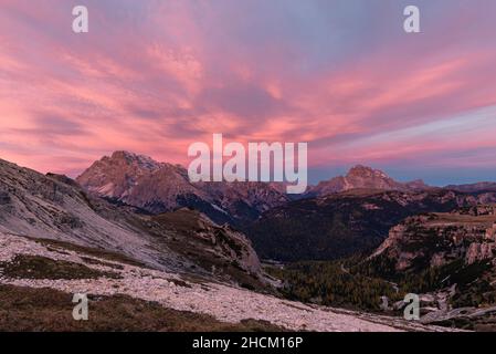 Wolken über den Gipfeln des Monte Cristallo und der Croda Rossa in den Dolomiten leuchten im Morgengrauen vor Sonnenaufgang, Südtirol, Italien Stockfoto