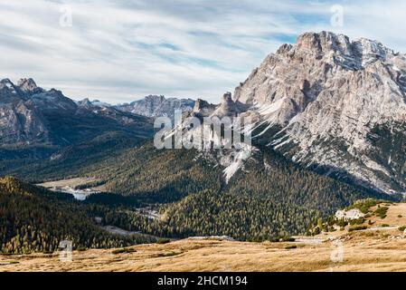Die Cristallo-Berggruppe und der Misurina-See in den Dolomiten in der Morgensonne, Südtirol Italien Stockfoto