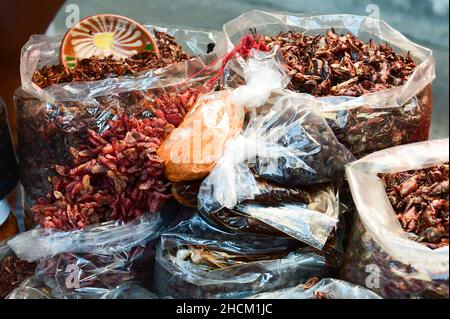 Oaxaca De Juarez, Mexiko. 30th Oktober 2021. Chapulines, frittierte Insekten, liegen an einem Stall in verschiedenen Säcken. Quelle: Sebastian Kahnert/dpa-Zentralbild/dpa/Alamy Live News Stockfoto