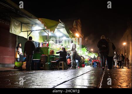 Oaxaca De Juarez, Mexiko. 30th Oktober 2021. Vor dem Mercado Benito Juarez bieten Händler eine Vielzahl von Lebensmitteln an. Quelle: Sebastian Kahnert/dpa-Zentralbild/dpa/Alamy Live News Stockfoto