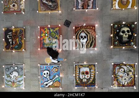 Oaxaca De Juarez, Mexiko. 30th Oktober 2021. Eine Frau geht anlässlich der Feierlichkeiten zum Tag der Toten zwischen stilisierten Gräbern. Quelle: Sebastian Kahnert/dpa-Zentralbild/dpa/Alamy Live News Stockfoto