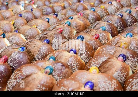 Oaxaca De Juarez, Mexiko. 29th Oktober 2021. Brot der Toten, auch Pan de Muerto genannt, steht bei einem Bäcker zum Verkauf. Das süße Hefeteig gehört zum Tag der Toten in Mexiko. Quelle: Sebastian Kahnert/dpa-Zentralbild/dpa/Alamy Live News Stockfoto