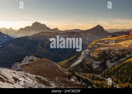 Die Croda Rossa, Dürrenstein und Monte Piano leuchten in der Herbstabendsonne vor Sonnenuntergang, Südtirol, Dolomiten, Belluno, Italien Stockfoto