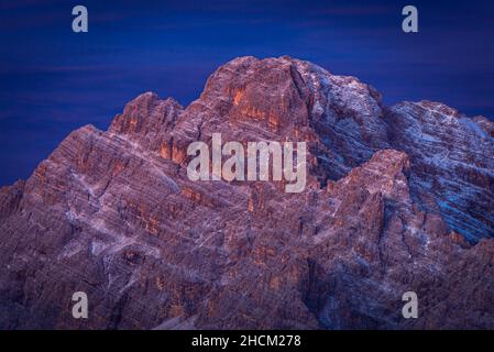 Der Gipfel des Monte Cristallo in den Dolomiten leuchtet in der Dämmerung Südtirol, Italien Stockfoto