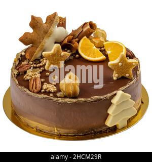 Weihnachtskuchen mit Lebkuchen und Orange auf weißem Hintergrund Stockfoto