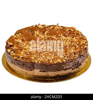 Double Chocolate Mousse Kuchen mit Karamell Belag und Nuss Dekoration auf weißem Hintergrund Stockfoto
