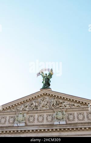 Skulpturen schmücken vor dem Lviv Oper und Ballett Theater. Lviv, Ukraine, Juni bis 6. Juli 2021 Stockfoto