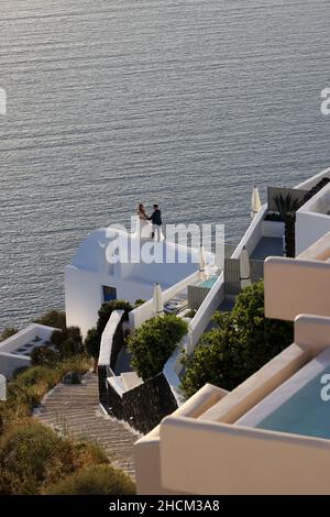 Imerovigli, Santorini, Griechenland - 29. Juni 2021: Die Braut und der Bräutigam während einer romantischen Fotosession in Imergovigli auf der Insel Santorini. Stockfoto