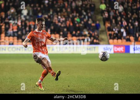 Blackpool, Großbritannien. 29th Dez 2021. Callum Connolly #2 von Blackpool crossest he Ball in Blackpool, Vereinigtes Königreich am 12/29/2021. (Foto von Mark Cosgrove/News Images/Sipa USA) Quelle: SIPA USA/Alamy Live News Stockfoto