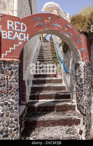 Schmale Steintreppen in Red Beach an der Südküste der Insel Santorini, Kykladen. Griechenland Stockfoto