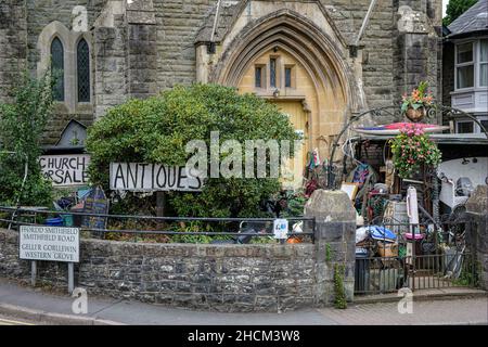 Antiquitätengeschäft „I am Curious Yellow“, ehemalige Memorial Baptist Church, Smithfield Road, Builth Wells, Powys, Wales Stockfoto