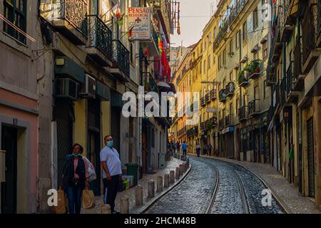 Mortimer Moniz,Lisboa,Portugal,Oktober 12,2021: Dies ist eine von vielen engen Straßen mit alten Gebäuden und Gleisen für die Straßenbahnen. Stockfoto