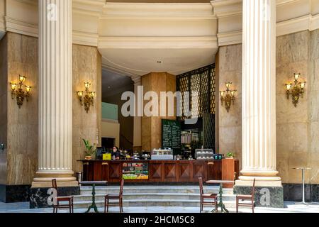 Schöne Säulen in der Innenarchitektur im Kulturzentrum Banco do Brasil (Bank of Brazil), das eine Touristenattraktion in der Stadt ist. Dez Stockfoto