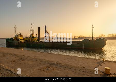 Frachtschiff im Hafen von Wladyslawowo. Polen Stockfoto