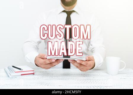 Handschriftentext nach Maß. Das Wort, das auf einem personalisierten Objekt geschrieben wird, das auf den Verbraucherdaten aufbaut, ist eine Spezifikation, die die Kommunikationstechnologie darstellt Stockfoto