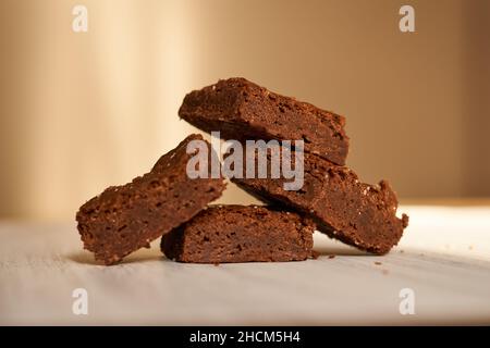 Nahaufnahme von Brownies Keks auf einer Holzoberfläche Stockfoto