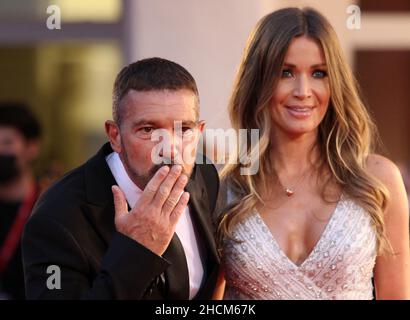 Italien, Lido di Venezia, 4. September 2021 : Antonio Banderas und ihre Freundin Nicole Kimpel besuchen den roten Teppich des Films 'Competencia Oficial' Dur Stockfoto