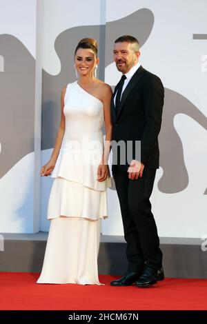 Italien, Lido di Venezia, 4. September 2021 : Penelope Cruz und Antonio Banderas besuchen den roten Teppich des Films 'Competencia Oficial' während der 78 Stockfoto