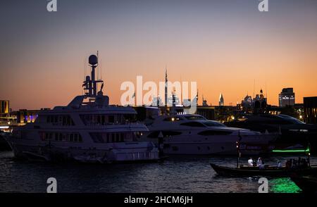 Am Abend vertäuten Yachten im Dubai Creek. Die Vereinigten Arabischen Emirate. Stockfoto