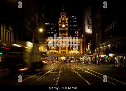 Blick auf die Flinders Street Station am Abend in Melbourne, Australien Stockfoto