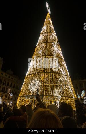 Weihnachtsbaumschmuck, Baum, Calle Larios, Malaga, 2021, Andalusien, Spanien. Stockfoto