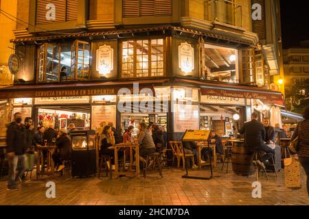 Typische spanische Tapas-Bars in der Nacht im Zentrum von Malaga, Andalusien, Spanien. Stockfoto