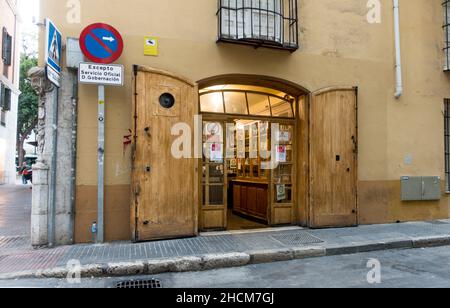 Eingang der ältesten Bodega Bar, Antigua Casa de Guardia oder Casa Flores in Malaga, Andalusien, Spanien. Stockfoto