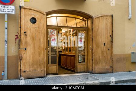 Eingang der ältesten Bodega Bar, Antigua Casa de Guardia oder Casa Flores in Malaga, Andalusien, Spanien. Stockfoto